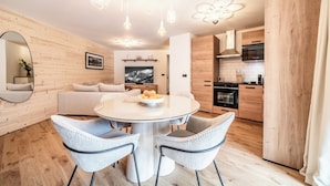 Une cuisine moderne avec des meubles en bois, un four encastré et un four à micro-ondes.