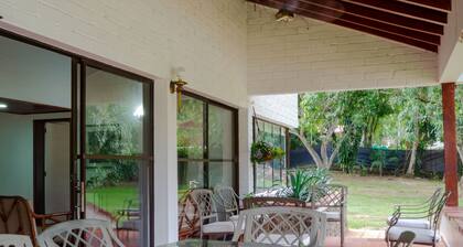 Casa en Pueblo Colonial con Piscina Privada y Jardines Exuberantes