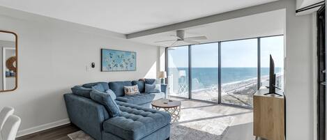 Een televisie en een open haard