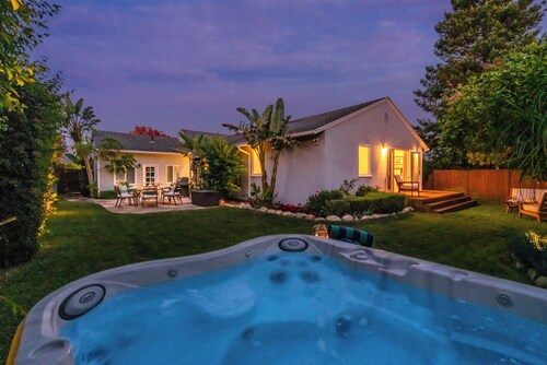 Casa Azul - Coastal Charm in Shoreline Mesa Neighborhood