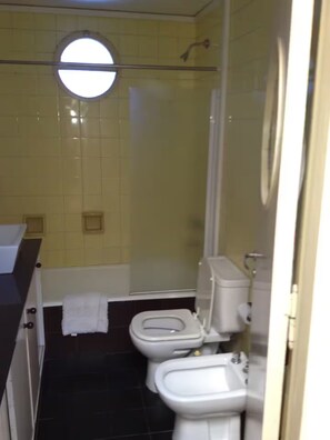 Bidé, håndklær, såpe og sjampo