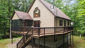 Une maison à deux étages dotée d’un balcon et d’un porche abrité.