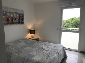 2 bedrooms, desk, iron/ironing board, WiFi