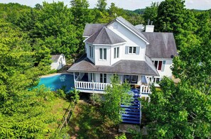 Exterior - Rare - Victorian Villa 5 bedrooms, 3 bathrooms on an animal park + spa+ pool (Sainte-Marguerite-du-Lac-Masson)