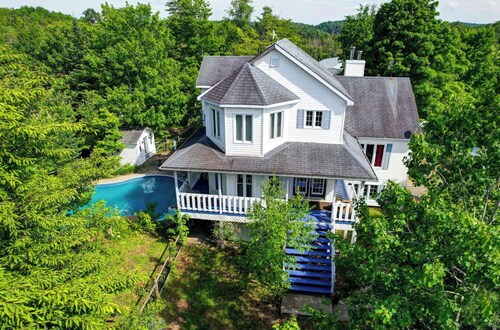 Rare - Victorian Villa 5 bedrooms, 3 bathrooms on an animal park + spa+ pool