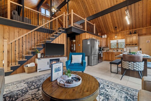 Log Cabin perfect for winter activies close to Wilmot Ski