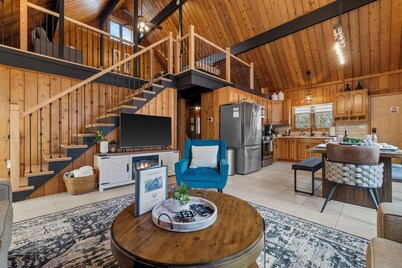 Log Cabin perfect for winter activies close to Wilmot Ski