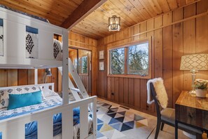 3 Schlafzimmer, Schreibtisch, Bügeleisen/Bügelbrett, Reisekinderbett