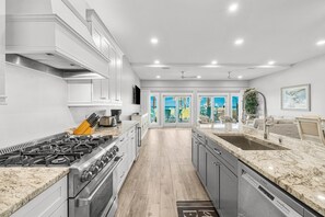 Køleskab, mikrobølgeovn, ovn, kogeplade