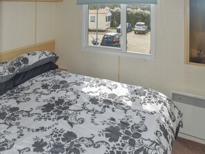 2 bedrooms, bed sheets - 2 bedroom accommodation in Sandown (Sandown)