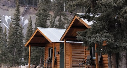 Willow Cabin: Relaxing Mountain Escape | Sleeps 4 | Private Bath|No Cleaning Fee