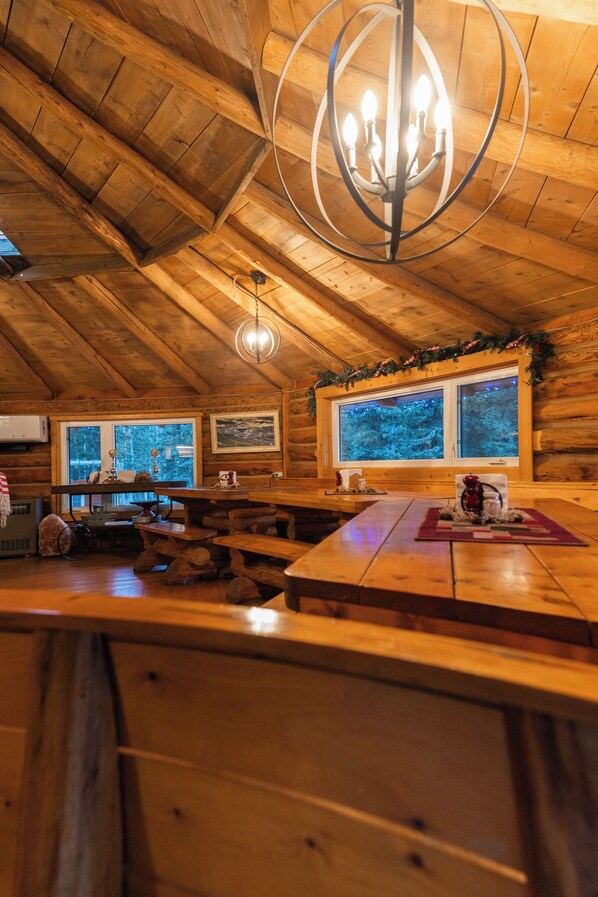 Dining - Willow Cabin: Relaxing Mountain Escape | Sleeps 4 | Private Bath|No Cleaning Fee (Clearwater County)