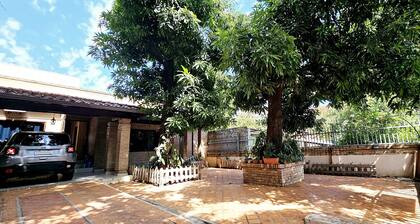 Charming 2-bedroom house with WiFi, AC in wonderful Asunción Paraguay