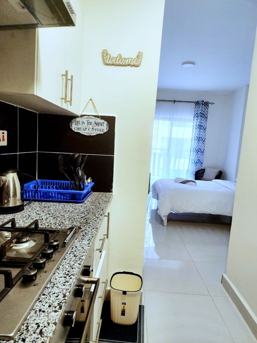 Réfrigérateur, micro-ondes, four, plaque de cuisson