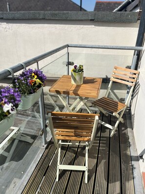 Outdoor dining - Cardiff Apt - Sleeps 6 - Castle & Stadium Nearby (Cardiff)