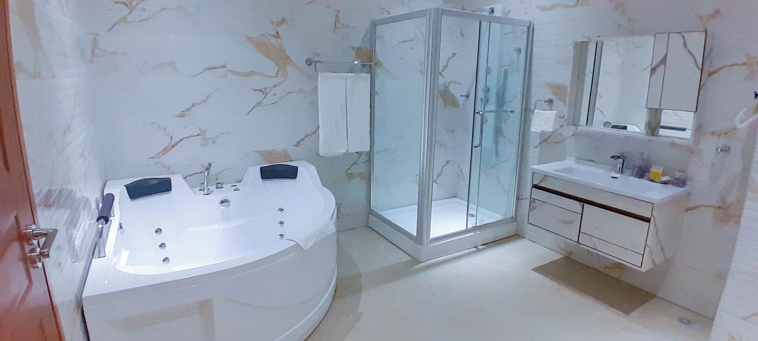 Combined shower/tub, free toiletries, towels, soap