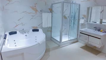 Combined shower/tub, free toiletries, towels, soap