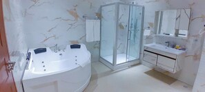 Combined shower/tub, free toiletries, towels, soap - Heartland Hotel  (Ada)