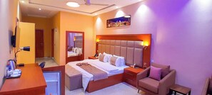 Desk, laptop workspace, free WiFi - Heartland Hotel (Ada)