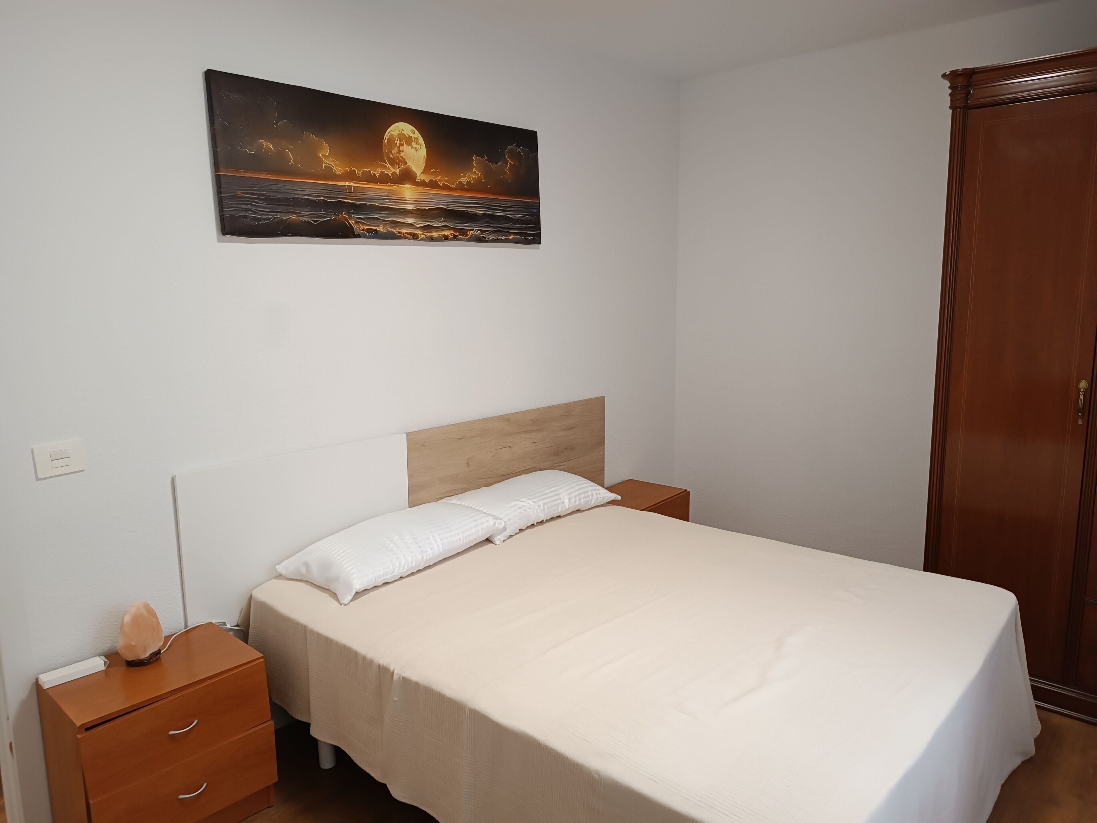 2 slaapkamers, een strijkplank/strijkijzer, wifi, beddengoed