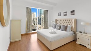 Une chambre à coucher moderne avec un grand lit, une table de chevet, un miroir et une vue sur le paysage urbain.