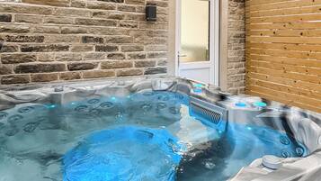 Indoor spa tub