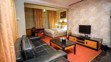 Studio Suite Junior | Bàn, khu vực làm việc phù hợp cho laptop, bàn ủi/dụng cụ ủi quần áo
