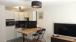 Een koelkast, een magnetron, een oven, een koffiezetapparaat/waterkoker