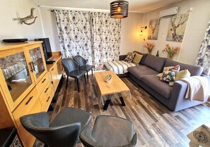 TV - 100m from ski slopes, 3rd floor, view open, balcony, tv, ski locker, 55m², Valfréjus (Valfréjus)