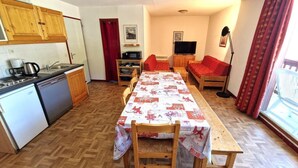 A compact living space with a kitchen, dining area, and a small seating area. - 30m from ski slopes, 5th floor, view open, balcony, tv, ski locker, 55m², Valfréjus (Valfréjus)