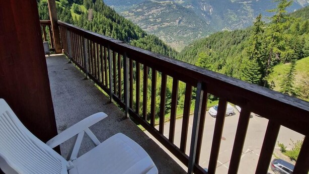 A balcony with a view of a mountainous landscape. - 30m from ski slopes, 5th floor, view open, balcony, tv, ski locker, 55m², Valfréjus (Valfréjus)