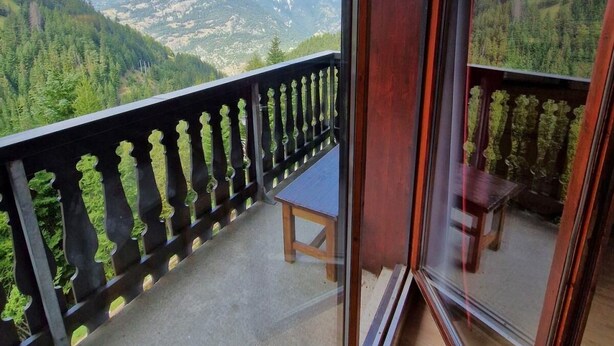 A balcony with a view of a mountainous landscape. - 30m from ski slopes, 3rd floor, view open, balcony, tv, ski locker, 42m², Valfréjus (Valfréjus)