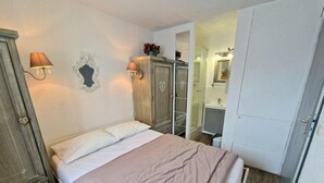 A bedroom with a bed, a wardrobe, and a mirror. - 30m from ski slopes, 1st floor, view mountain, balcony, tv, ski locker, 42m², Valfréjus (Valfréjus)