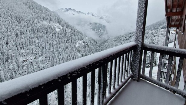 A snowy mountain landscape with a wooden balcony railing. - 30m from ski slopes, 1st floor, view mountain, balcony, tv, ski locker, 42m², Valfréjus (Valfréjus)