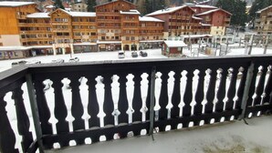 A wooden hotel with multiple balconies and a view of snow-covered mountains. - 30m from ski slopes, 3rd floor, balcony, tv, ski locker, 32m², Valfréjus (Valfréjus)