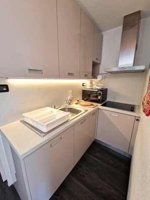 Geladeira, micro-ondas, lava-louças