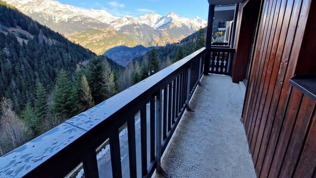 A balcony with a view of snow-capped mountains and dense forest. - 30m from ski slopes, 3rd floor, balcony, tv, ski locker, 32m², Valfréjus (Valfréjus)