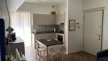 Kühlschrank, Mikrowelle, Ofen, Herdplatte