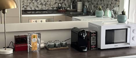 Refrigerador, microondas, horno y parrilla de estufa