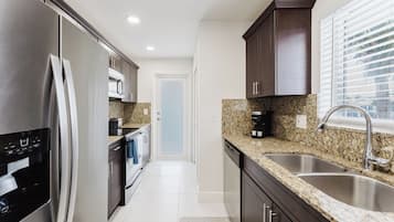 冰箱、微波炉、烤箱、炉灶