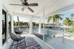 Terrace/patio - Serene Waterfront 2BR 2BA with Intracoastal Views, Pool, Balcony, Parking (Boca Raton)