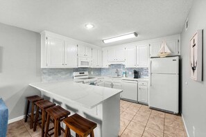 Kühlschrank, Mikrowelle, Herdplatte, Geschirrspüler