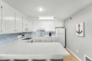 Fridge, microwave, stovetop, dishwasher
