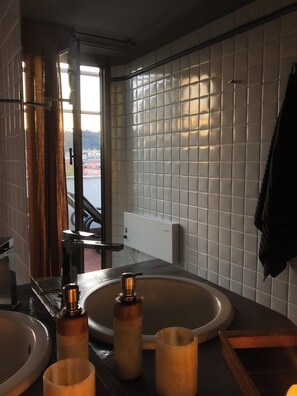 Dutxa, assecador de cabells, bidet i tovalloles
