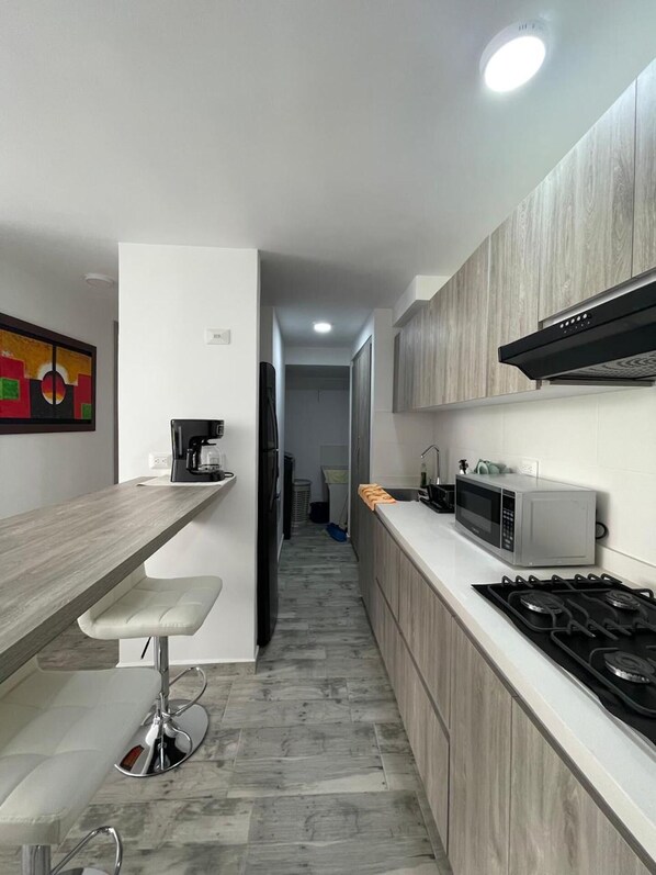 Réfrigérateur, micro-ondes, plaque de cuisson, cafetière/bouilloire