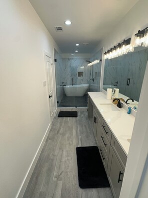 提供毛巾、番梘、廁紙