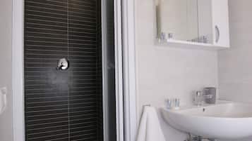 Chambre Classique | Salle de bain | Douche, sĂšche-cheveux, serviettes fournies, savon