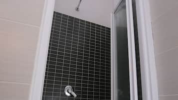 Chambre Classique | Salle de bain | Douche, sĂšche-cheveux, serviettes fournies, savon