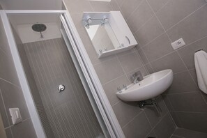 Ducha, secador de pelo, toallas, jabón