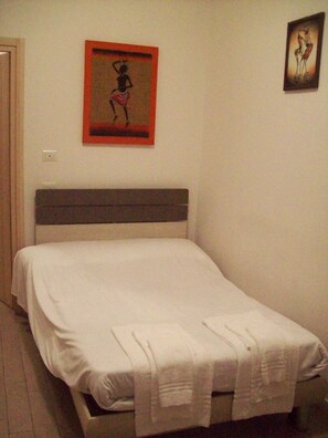 ANDREA | Schreibtisch, schallisolierte Zimmer, kostenloses WLAN